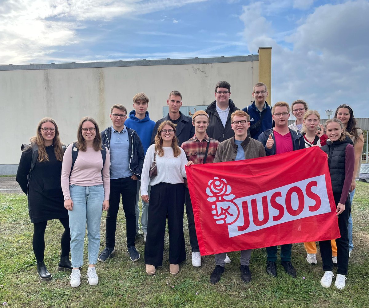 Am heutigen Tag der Deutschen Einheit haben wir <a href="/JusosBoerde/">Jusos Börde</a> gemeinsam mit den Jusos Helmstedt die Grenzgedenkstätte Marienborn besucht. Dabei stand das Verbindende zwischen Ost und West im Vordergrund der Gespräche. 🤝