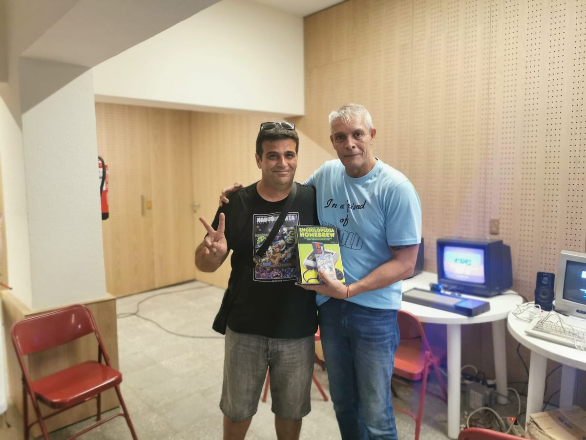 AmstradEterno's tweet photo. ¡Felicidades a los ganadores del torneo de #CPCJewels que se celebró en #AmstradEterno2023!

Primer puesto para @HicksRetro 
Segundo puesto para @vidaextraretro 

Entrega los premios @Imsai_REAM https://t.co/xxw2YZYV8l
