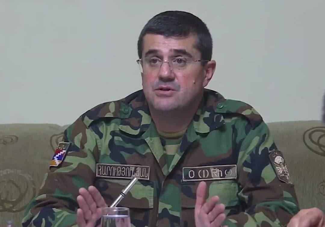 Sözde " Artsakh" (Karabağ) Sözde "cumhuriyeti" lideri, ayrılıkçı ve silahlı suça iştirak etmiş,sivil vatandaşlara terrör eylemine bizzat komuta etmiş Karabağ ermeni çetesi başkanı 
 Araik Arutunyan tutuklanarak Bakü'ye getirildi...