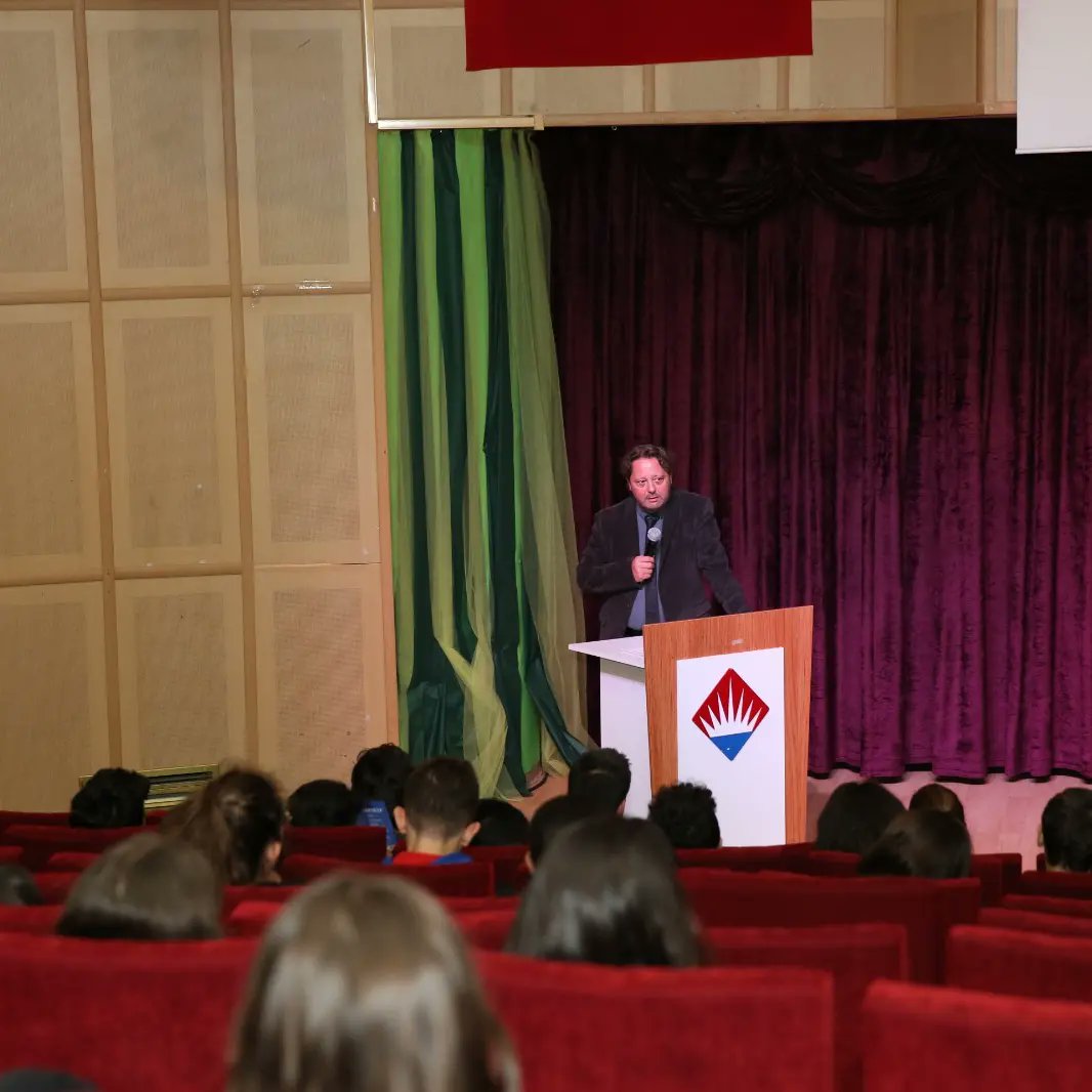 Kayseri Bahçeşehir Koleji, Kariyer Günleri'nde geleceğin liderlerine ilham vermek amacıyla Abdullah Gül Üniversitesi Rektörü Sayın Cengiz Yılmaz'ı okula davet etti. Öğrencilerimize kendi kariyerlerini şekillendirme yolculuğunda ilham veren Sayın Cengiz Yılmaz'a teşekkür ediyoruz.