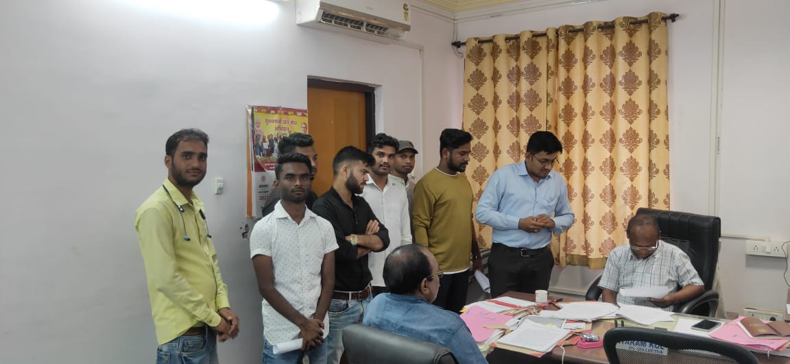 मध्यप्रदेश प्राथमिक शिक्षक भर्ती 2020 जोकि 12 वर्ष बाद हो रही है तथा इसमें नाममात्र के फ्रेश पद दिए गए हैं। उसमें फ्रेश पदों में वृद्धि को लेकर ज्ञापन दिया। 2 लाख क्वालीफाई स्टूडेंट्स लम्बे समय से पद वृद्धि को लेकर आंदोलित हैं।
<a href="/ChouhanShivraj/">Shivraj Singh Chouhan</a>
<a href="/schooledump/">School Education Department, MP</a> <a href="/Indersinghsjp/">इन्दरसिंह परमार</a> <a href="/BJP4MP/">BJP Madhya Pradesh</a>