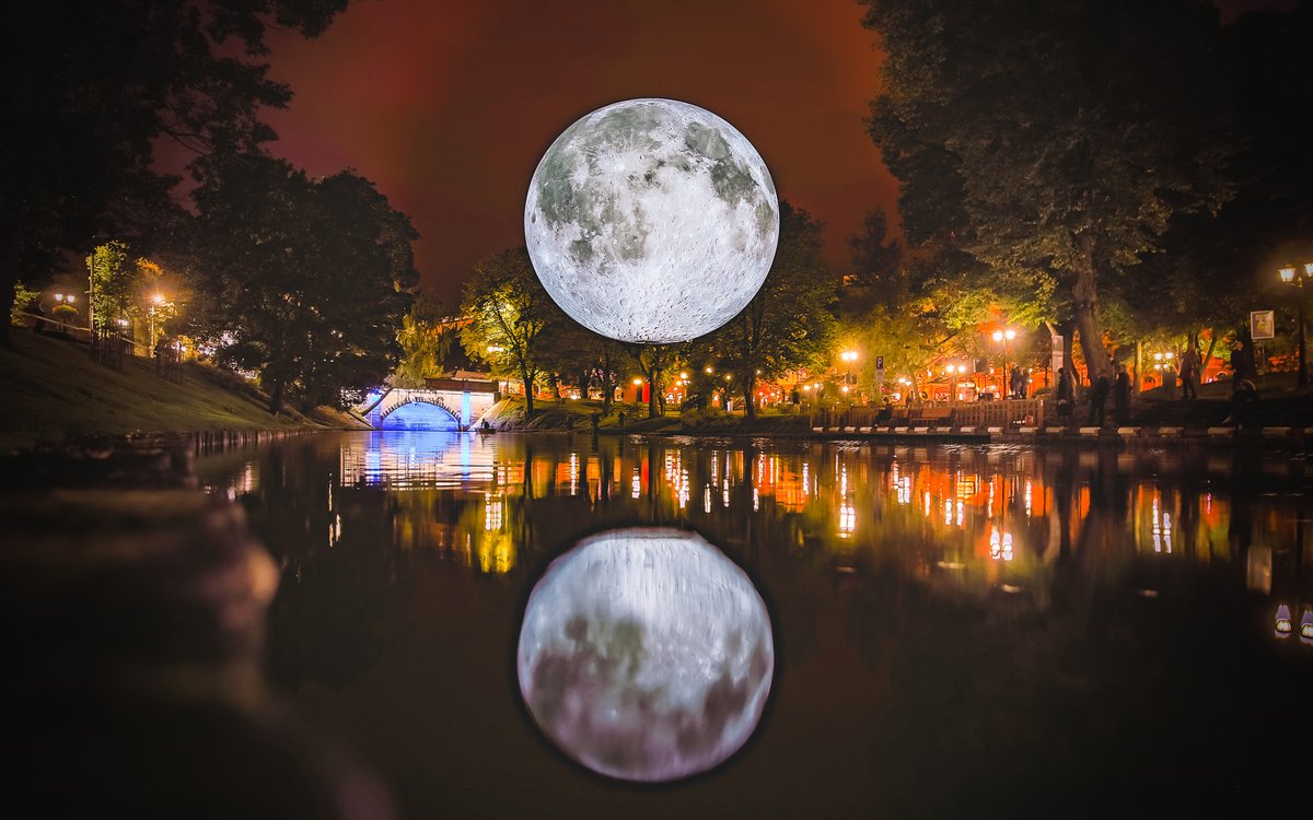 csa_asc's tweet photo. Get transported to the Moon with the mesmerizing #MuseumoftheMoon in Laval, QC, Oct. 6-9. A 7-metre lunar replica by @lukejerramusing real images and suspended over a serene lake. Don’t miss it!

More about the event: https://t.co/LwdObLdaGp
📷: Robert Sils https://t.co/8KISXnavRr