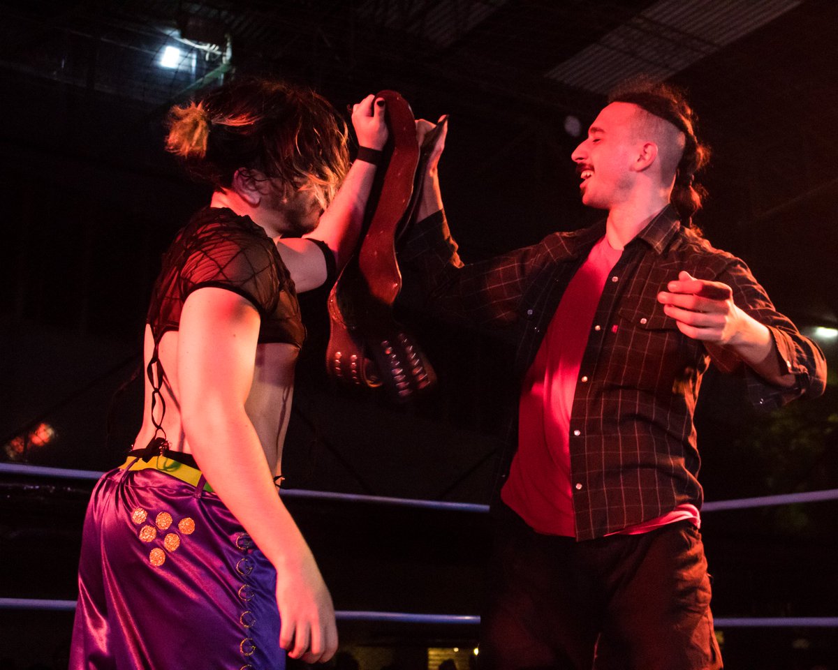 NuevaEraArg's tweet photo. Resultados de Halloween-Doo 🐕🧟🦇

@CassidyWrestler es el vencedor en una lucha triple amenaza, entre @Terry_PW y #BobbyCruz de #DueloDeLeyendas.

@JohnnyFoxPw derrota a "El Pibe Monster" @nawell_pw, gracias a varias de sus artimañas arriba del ring. https://t.co/00b2JYwnYL