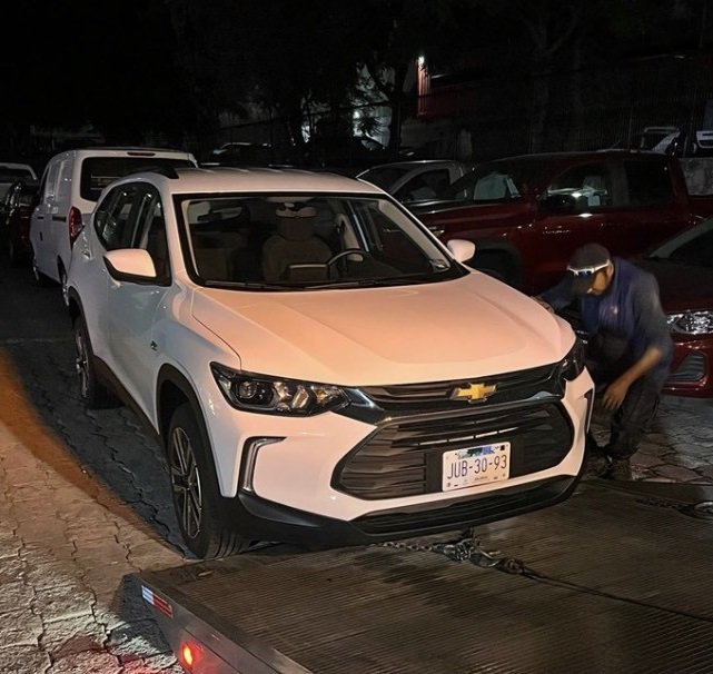 cuartodemillamx's tweet photo. Ricardo, buenas tardes. 

En esta ocasión me permito escribirte para comentarte un caso que tengo en contra de #GMM, en específico con su marca #Chevrolet. 

Compré una Chevrolet #Tracker 2024 LS TM comprada en el distribuidor #Culiacán #Motors el 4 de Agosto de 2023 (por escasez de unidades fue el único distribuidor que tenia disponibilidad en la camioneta. Se hizo la negociación y las condiciones fue trasladarme la unidad (vía terrestre) a la ciudad de Querétaro, la camioneta me llegó el día 15 de agosto del año en curso con 1,231 kms en odómetro. El miércoles 23 de agosto fue el primer momento en que pude probar/manejar la unidad, mi esposa, familia y un servidor hicimos un viaje de ida y vuelta mismo día que inició en la ciudad de Querétaro hacia Lagos de Moreno en el estado de Jalisco, estando ahí me traslade a la ciudad de León Guanajuato (ida y vuelta) por temas de trabajo y ese día por la tarde nos regresamos a la ciudad de Querétaro. Alrededor de las 8pm a escasos 10-11 kms de llegar a nuestro destino la camioneta comenzó a desprender mucho olor a clutch y de la nada las velocidades dejaron de poderse engranar, no importa la marcha que seleccionaras ésta no entraba y la camioneta se encontraba completamente en punto muerto. Llamé a asistencia en el camino y enviaron la grúa más de 3 horas después argumentando que no tenían disponibilidad (incluso asistencia en el camino me sugería que mejor pidiéramos la grúa a través de mi seguro). La camioneta ingresó al distribuidor #AutosSS #Juriquilla la madrugada del jueves 24 de agosto para revisión. Los días subsecuentes estuve en comunicación con mi asesor de servicio sin tener diagnóstico o idea respecto a la causa de la falla y fue hasta el miércoles 29 en que me dijeron que habría que pedir las piezas por garantía a planta GMM, mismo que para mis sorpresa, las piezas están en Back Order y no tienen fecha estimada de llegada. Llamando a GMM al mismo centro de propietarios me asignaron el No. reporte 4-31260179150, del cual en 5 ocasiones me he tenido que comunicar yo y el asesor que me asignaron en ningún momento me ha tomado la llamada. El distribuidor que me vendió la unidad dice no poder intervenir pues la garantía está siendo procesada por mi distribuidor "de confianza" en Querétaro, pero si me indicó en su momento que el tema de falta de existencia de las piezas era mentira. Cuando les hice de su conocimiento a Autos SS Juriquilla lo que Culiacán Motors me dijo respecto a existencias, mágicamente cambio el estatus en 6 de las 8 piezas que necesita mi camioneta, incluso me dijeron que "ya les habían llegado" sin embargo hace falta "tubo collarín" y aceite (si, aceite) para poder reparar la camioneta, mismos que señalan no saben para cuando pudieran llegar. No está de más recalcar que es la segunda camioneta que tengo con la marca en la que GMM no da solución alguna más que tener paradas las camionetas hasta que la marca tenga la capacidad de surtir las piezas correspondientes. Más que penoso y molesto, es desagradable ver que una marca de abolengo y con tantos años de trayectoria no solo en México, a nivel internacional, tenga productos de tan baja calidad y un servicio posventa que sin dudas es de lo peor que hay. Lo digo con conocimiento de causa, pues he tenido la gracia de conocer bastantes marcas, me he enfrentado con muchos servicios posventa y nunca me había enfrentado a esta situación tan deplorable.