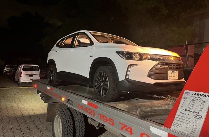 cuartodemillamx's tweet photo. Ricardo, buenas tardes. 

En esta ocasión me permito escribirte para comentarte un caso que tengo en contra de #GMM, en específico con su marca #Chevrolet. 

Compré una Chevrolet #Tracker 2024 LS TM comprada en el distribuidor #Culiacán #Motors el 4 de Agosto de 2023 (por escasez de unidades fue el único distribuidor que tenia disponibilidad en la camioneta. Se hizo la negociación y las condiciones fue trasladarme la unidad (vía terrestre) a la ciudad de Querétaro, la camioneta me llegó el día 15 de agosto del año en curso con 1,231 kms en odómetro. El miércoles 23 de agosto fue el primer momento en que pude probar/manejar la unidad, mi esposa, familia y un servidor hicimos un viaje de ida y vuelta mismo día que inició en la ciudad de Querétaro hacia Lagos de Moreno en el estado de Jalisco, estando ahí me traslade a la ciudad de León Guanajuato (ida y vuelta) por temas de trabajo y ese día por la tarde nos regresamos a la ciudad de Querétaro. Alrededor de las 8pm a escasos 10-11 kms de llegar a nuestro destino la camioneta comenzó a desprender mucho olor a clutch y de la nada las velocidades dejaron de poderse engranar, no importa la marcha que seleccionaras ésta no entraba y la camioneta se encontraba completamente en punto muerto. Llamé a asistencia en el camino y enviaron la grúa más de 3 horas después argumentando que no tenían disponibilidad (incluso asistencia en el camino me sugería que mejor pidiéramos la grúa a través de mi seguro). La camioneta ingresó al distribuidor #AutosSS #Juriquilla la madrugada del jueves 24 de agosto para revisión. Los días subsecuentes estuve en comunicación con mi asesor de servicio sin tener diagnóstico o idea respecto a la causa de la falla y fue hasta el miércoles 29 en que me dijeron que habría que pedir las piezas por garantía a planta GMM, mismo que para mis sorpresa, las piezas están en Back Order y no tienen fecha estimada de llegada. Llamando a GMM al mismo centro de propietarios me asignaron el No. reporte 4-31260179150, del cual en 5 ocasiones me he tenido que comunicar yo y el asesor que me asignaron en ningún momento me ha tomado la llamada. El distribuidor que me vendió la unidad dice no poder intervenir pues la garantía está siendo procesada por mi distribuidor "de confianza" en Querétaro, pero si me indicó en su momento que el tema de falta de existencia de las piezas era mentira. Cuando les hice de su conocimiento a Autos SS Juriquilla lo que Culiacán Motors me dijo respecto a existencias, mágicamente cambio el estatus en 6 de las 8 piezas que necesita mi camioneta, incluso me dijeron que "ya les habían llegado" sin embargo hace falta "tubo collarín" y aceite (si, aceite) para poder reparar la camioneta, mismos que señalan no saben para cuando pudieran llegar. No está de más recalcar que es la segunda camioneta que tengo con la marca en la que GMM no da solución alguna más que tener paradas las camionetas hasta que la marca tenga la capacidad de surtir las piezas correspondientes. Más que penoso y molesto, es desagradable ver que una marca de abolengo y con tantos años de trayectoria no solo en México, a nivel internacional, tenga productos de tan baja calidad y un servicio posventa que sin dudas es de lo peor que hay. Lo digo con conocimiento de causa, pues he tenido la gracia de conocer bastantes marcas, me he enfrentado con muchos servicios posventa y nunca me había enfrentado a esta situación tan deplorable.