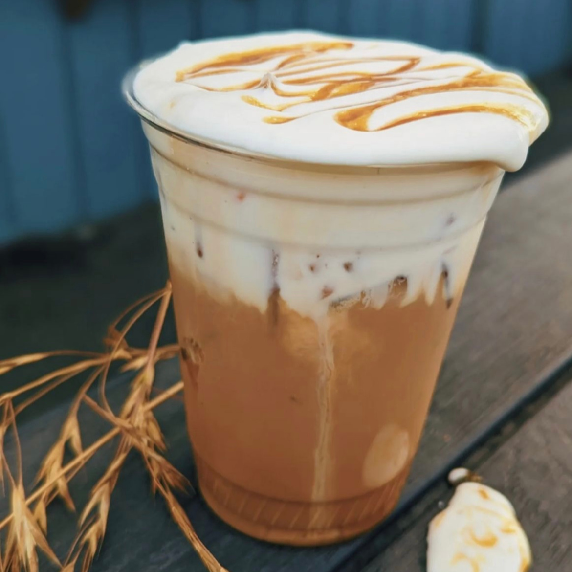 Fidalgocoffee's tweet photo. Does anyone know what it is about autumn that makes coffee that much more magical and cozy? Let us know what you think the secret is in the comments below! 🍂 #perfectpair #fallcoffee #magic #fidalgocoffee #fidalgocoffeeroasters #autumnvibes #coffeevibes #cozycoffee 🍂 https://t.co/oIAqCT2HlV