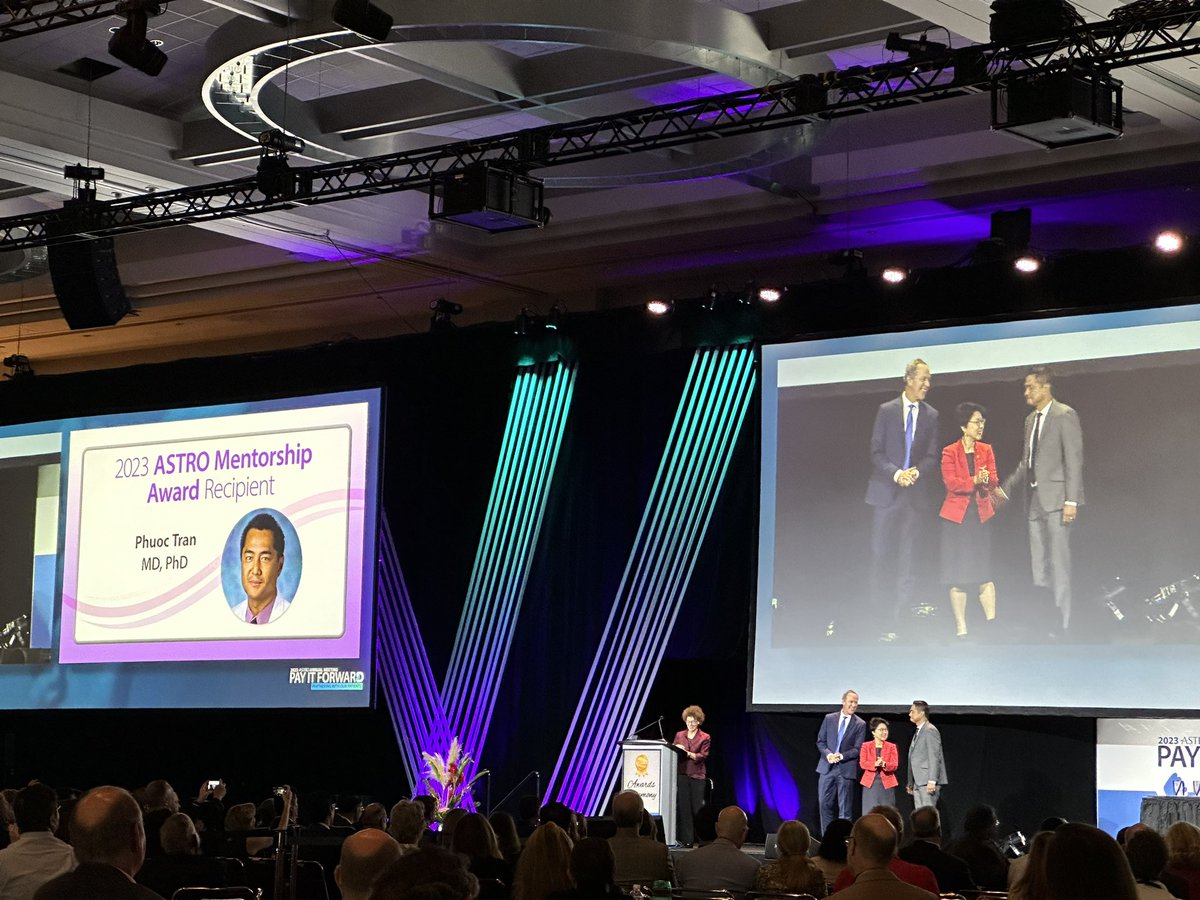 Phuoc Tran with the Mentorship Award!! Well deserved—such a fantastic champion of others in the field 🙌🏼👏🏻 @KekoaMDPhD @sophia_kamran @DrRanaMcKay @NRGonc @ASTRO_org #ASTRO23