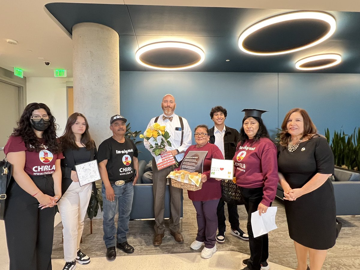 CHIRLA's tweet photo. ✅We need bread
✅ We need food on our table
✊🏽But we need roses!
Our fight is about retirement, graduation caps, our futures, and living freely for the rest of our lives!
@CAgovernor @GavinNewsom - sign #AB278 & #AB1536!
#ImmigrantsThriving23 #CALeg https://t.co/3pRw5MkSVF