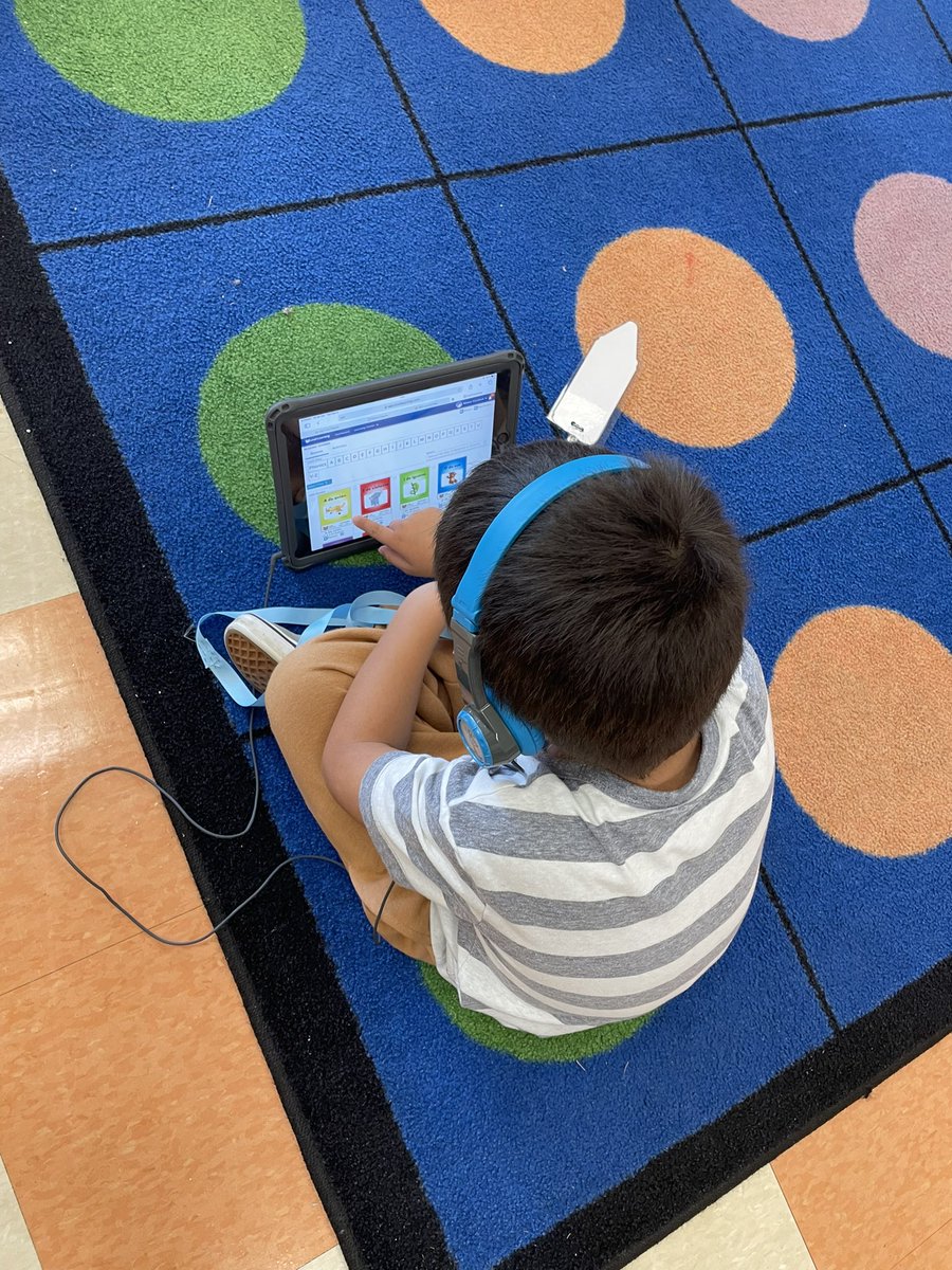 IreneZamoraSoto's tweet photo. Literacy rotations in full swing @ShilohValleyPS with @LauraSierraMor1 and Ms. Viaña! 🤩🤩🤩 #UCPSDLI #DualLanguage #UnitingOurWorld @ParticipateLrng https://t.co/XR0s8Q0rz8