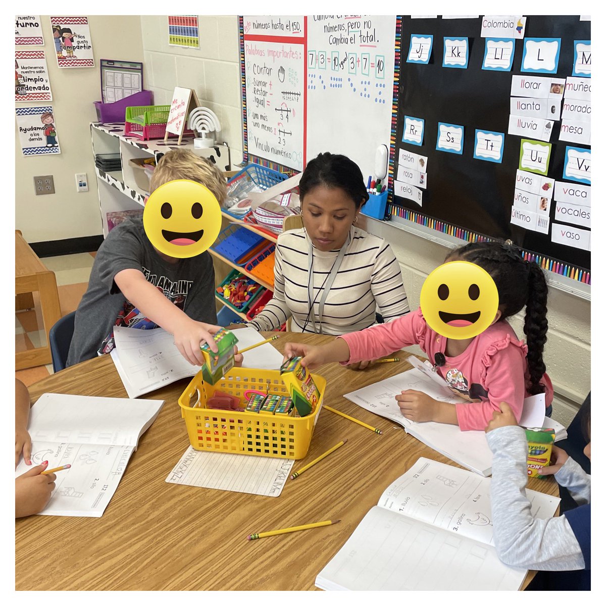 IreneZamoraSoto's tweet photo. Literacy rotations in full swing @ShilohValleyPS with @LauraSierraMor1 and Ms. Viaña! 🤩🤩🤩 #UCPSDLI #DualLanguage #UnitingOurWorld @ParticipateLrng https://t.co/XR0s8Q0rz8
