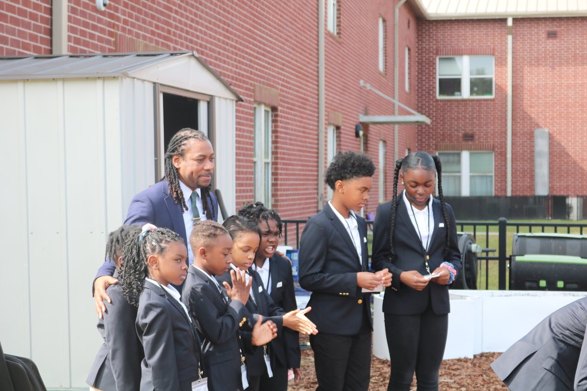 It's a beautiful day for a ribbon cutting! 🌱🏫 @ABWilliamsElem1 held a ribbon cutting for their new garden today! Students shared their knowledge about various plants, and they planted the first sprouts in the garden! See more photos here ➡ sccpss.smugmug.com/AB-Williams-Bi…