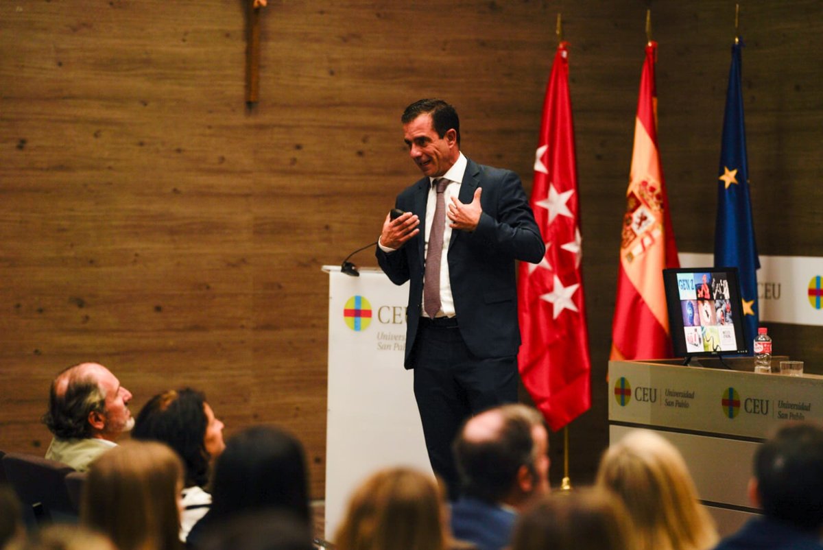 USPCEU's tweet photo. El decano @RicardoJPalomo fue el encargado de presidir el acto de Bienvenida a los alumnos de los Másteres de la Facultad de Ciencias Económicas y Empresariales que tuvo lugar la semana pasada en el Aula Magna de la Universidad.
#PosgradoCEU #MasterCEU https://t.co/d1jfrIMyIj