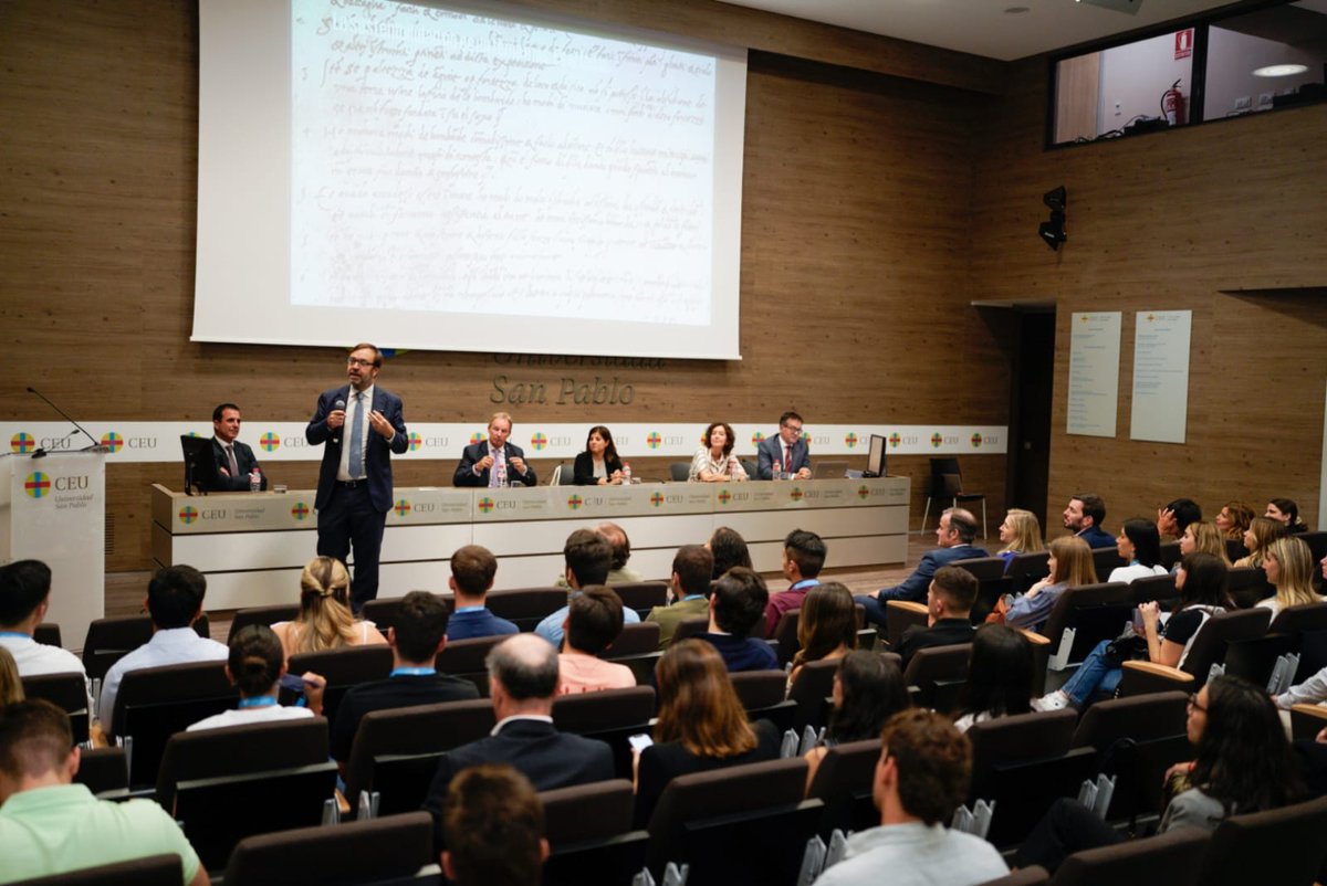 USPCEU's tweet photo. El decano @RicardoJPalomo fue el encargado de presidir el acto de Bienvenida a los alumnos de los Másteres de la Facultad de Ciencias Económicas y Empresariales que tuvo lugar la semana pasada en el Aula Magna de la Universidad.
#PosgradoCEU #MasterCEU https://t.co/d1jfrIMyIj