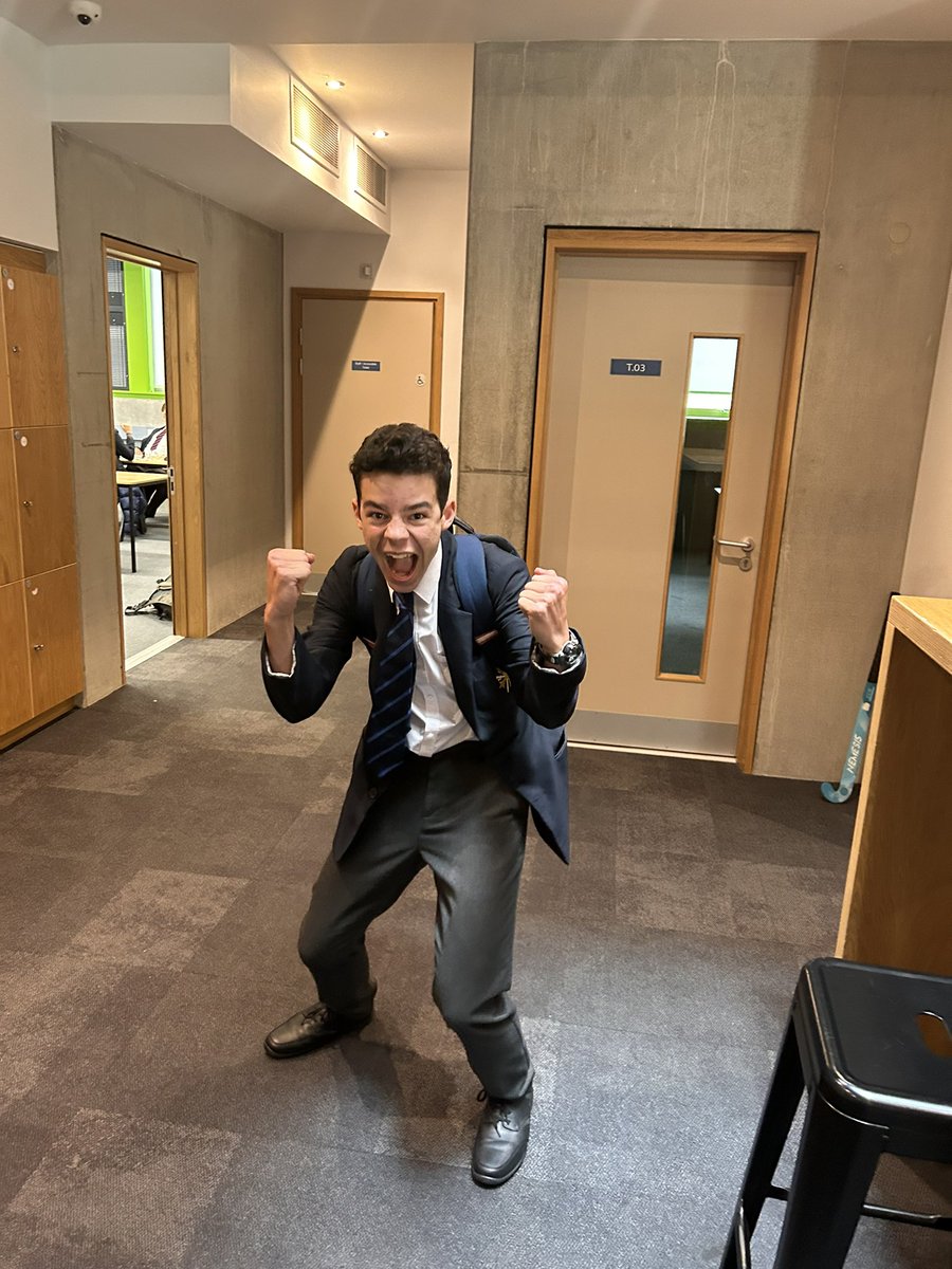 ElthamCarey's tweet photo. Middle school chess was a tight affair yesterday, with the final standings resting on the result of the final game 😮 

The #BlueWave were represented by Theo, Bertie, Henry, Maxim, Barney and Aedan 💙

Yes Barney, you won!!! 💙

Well done to all who played 👏🏻 https://t.co/gozMDS0bST