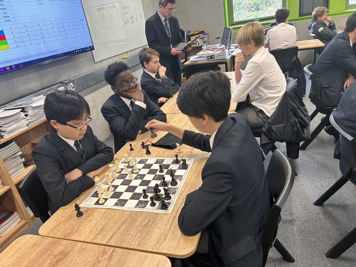 ElthamCarey's tweet photo. Middle school chess was a tight affair yesterday, with the final standings resting on the result of the final game 😮 

The #BlueWave were represented by Theo, Bertie, Henry, Maxim, Barney and Aedan 💙

Yes Barney, you won!!! 💙

Well done to all who played 👏🏻 https://t.co/gozMDS0bST