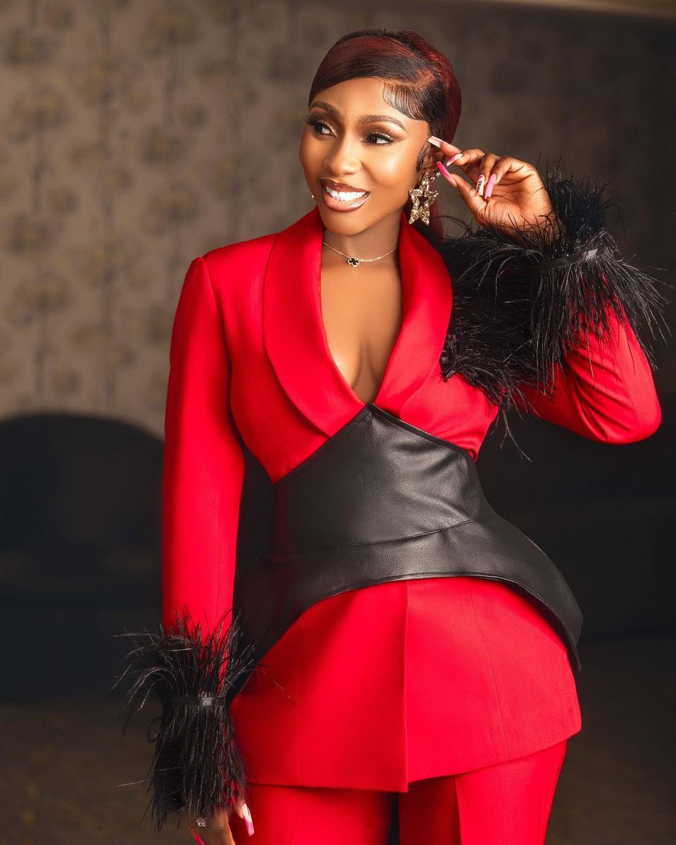 legitngnews's tweet photo. Ladies and Gentlemen…The Queen of Highlights 🔥
BBNaija All Stars runner up, Mercy Eke leaves us with stunning photos of her look to the All stars prize presentation 🥰
What do you admire about Lambo?
📸: mydadsboss | @real_mercyeke (Instagram)
#legitng #legitposts #MercyEke #bbnaijaAllstars