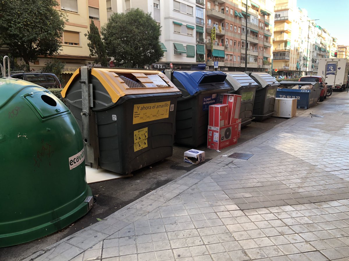 No recuerdo un espacio tan sucio y dejado delante de un club en el corazón de Granada. Una acera pegajosa e impracticable en Cmno. de Ronda. Desde el 11 de julio el <a href="/aytogr/">Ayuntamiento de Granada</a> y <a href="/marifrangr/">Marifran Carazo</a> se han olvidado de la esgrima y del club andaluz más laureado de la historia de este deporte.