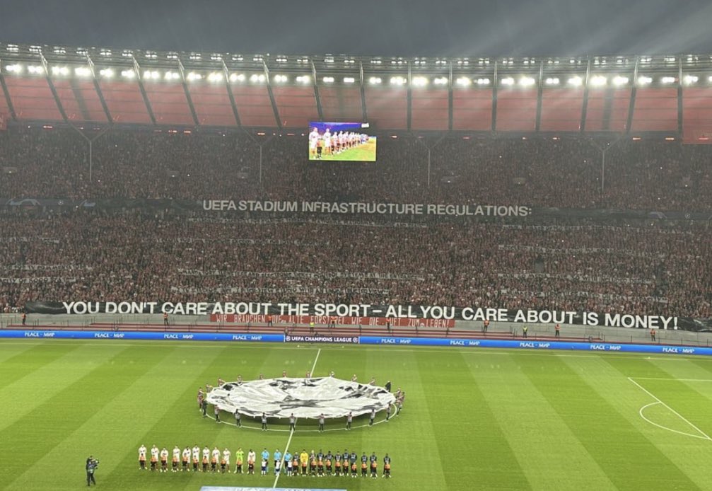 GradaBpro's tweet photo. Como no ser un poco del Unión Berlín cuando acaba de enviar a la lona a la UEFA en su máxima competición a nivel de clubes. 
Honor para ellos.

📣 Normativa de la UEFA sobre infraestructuras de estadios: ''A ustedes no les importa el deporte, lo único que les importa es el dinero''