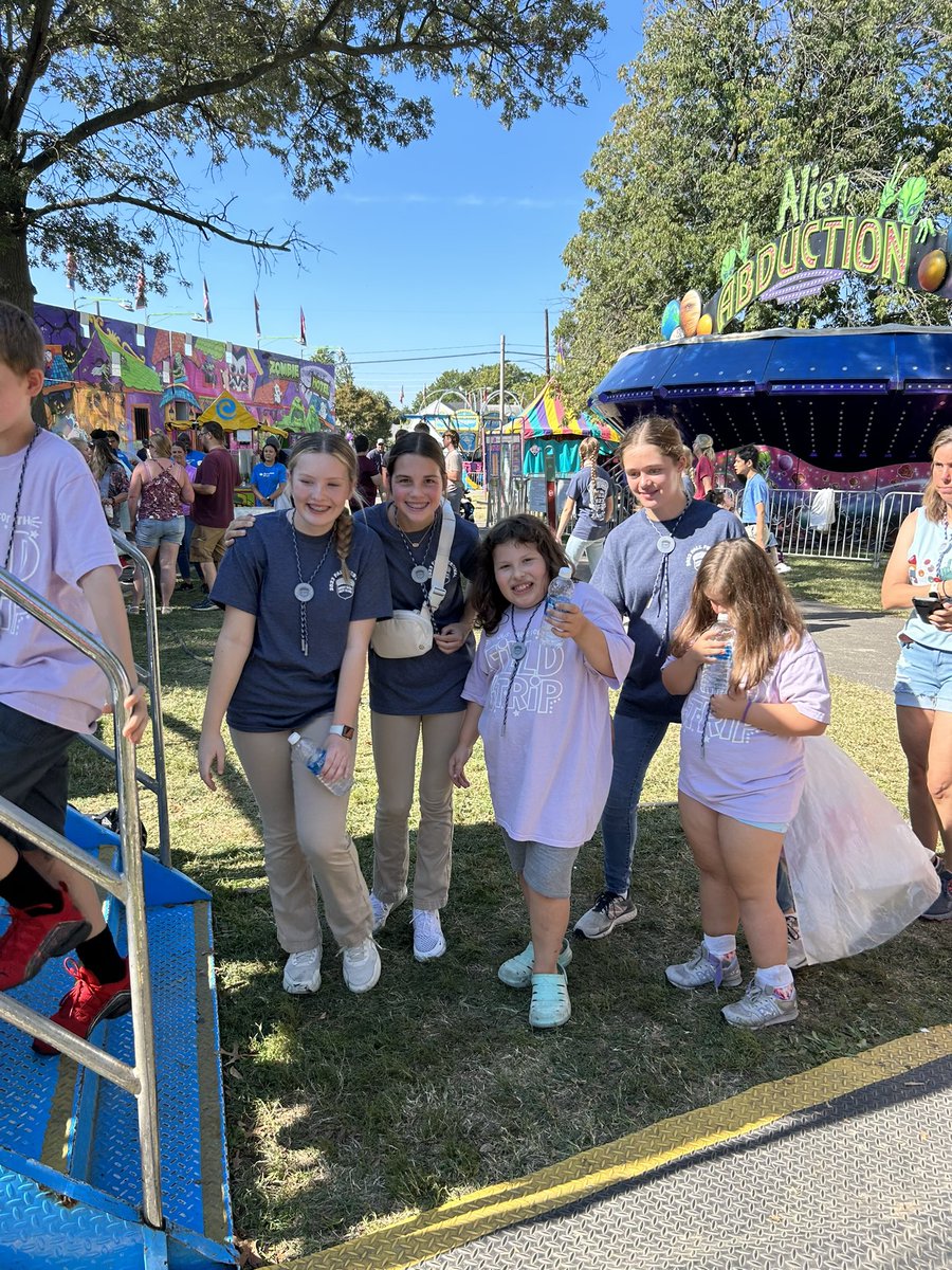 StJoeBobcats's tweet photo. Our 8th grade Bobcats are down on Franklin Street today helping with Special Needs Day.  They spent some time helping others enjoy the Fall Festival.  While they were there our Bobcats stopped by to visit the school booth. https://t.co/6cUWFMuwr8