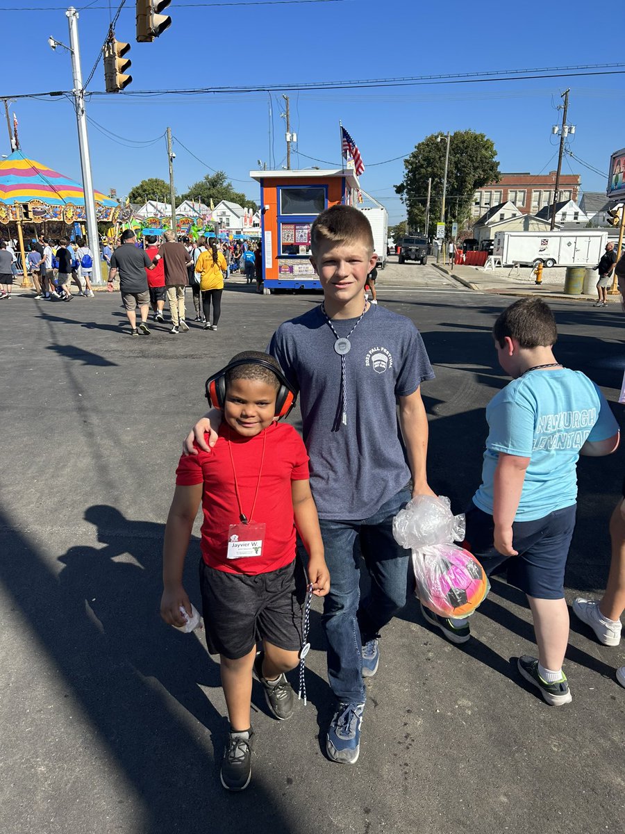 StJoeBobcats's tweet photo. Our 8th grade Bobcats are down on Franklin Street today helping with Special Needs Day.  They spent some time helping others enjoy the Fall Festival.  While they were there our Bobcats stopped by to visit the school booth. https://t.co/6cUWFMuwr8