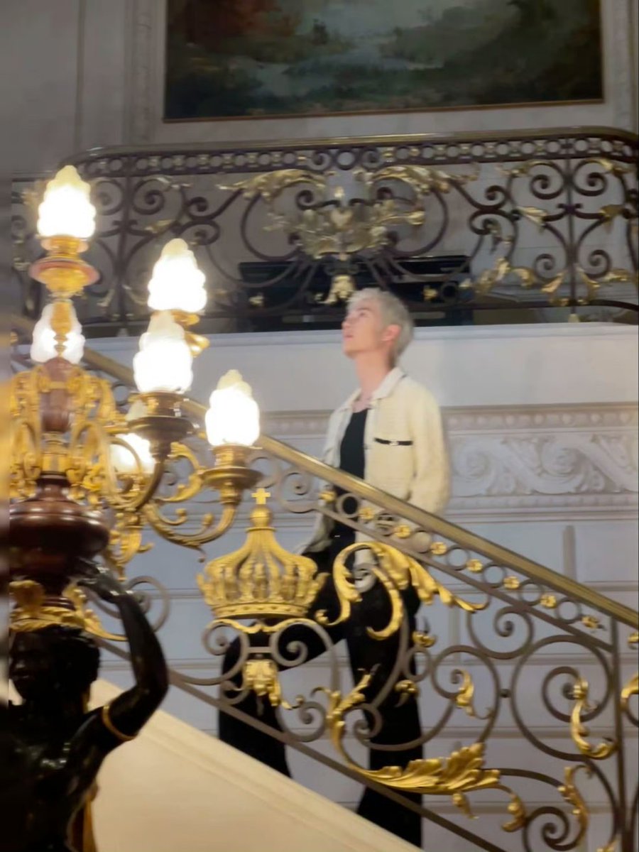 LzNari's tweet photo. Boyfriend material #WangYibo_WelcomeToParis #WangYiboxCHANEL https://t.co/Ab4WJJ1xao