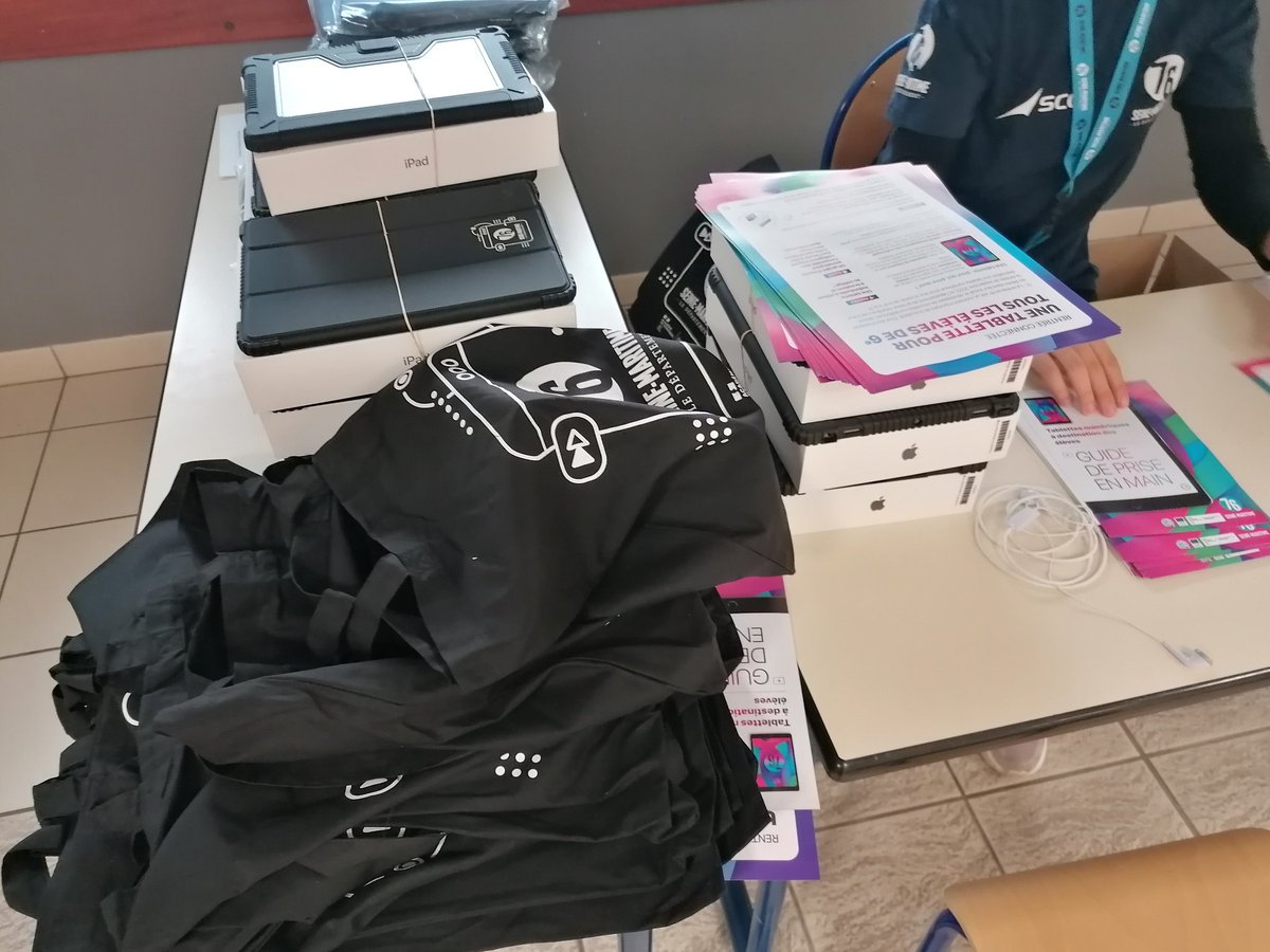 Soirée remise des tablettes par <a href="/seinemaritime/">Seine-Maritime</a> aux familles des élèves de 6e du collège @CamilleRouen. Des parents guidés et rassurés pr les techniciensGuiot du département.