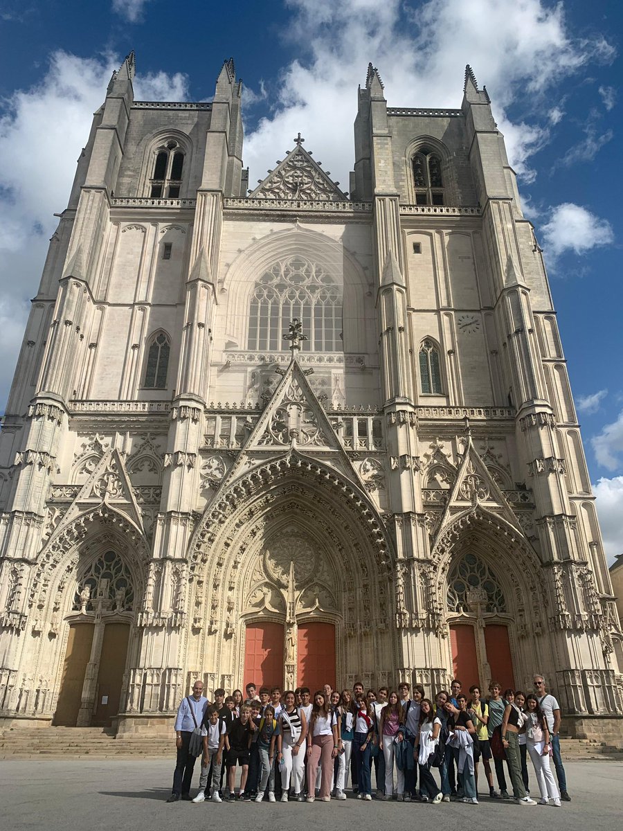El grupo de alumnos de intercambio de 2º de ESO en Nantes y los participantes del Programa Erasmus+ disfrutaron del parque temático Futuroscope.
Hoy están realizando una visita a la ciudad que los acoge. Aquí están frente a su magnífica Catedral.
#ErasmusPlus <a href="/MaristasJaen/">Maristas Jaén</a>