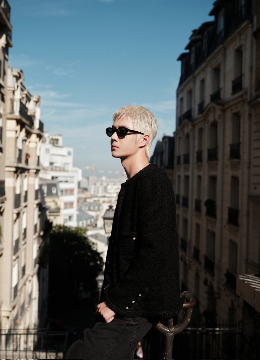 LzNari's tweet photo. El hecho de que Yibo haya aparecido con el pelo blanco fue el empujón que necesitaba para decir "Tengo... TENGO QUE VOLVER A WEIBO" https://t.co/oyrx99BCYY