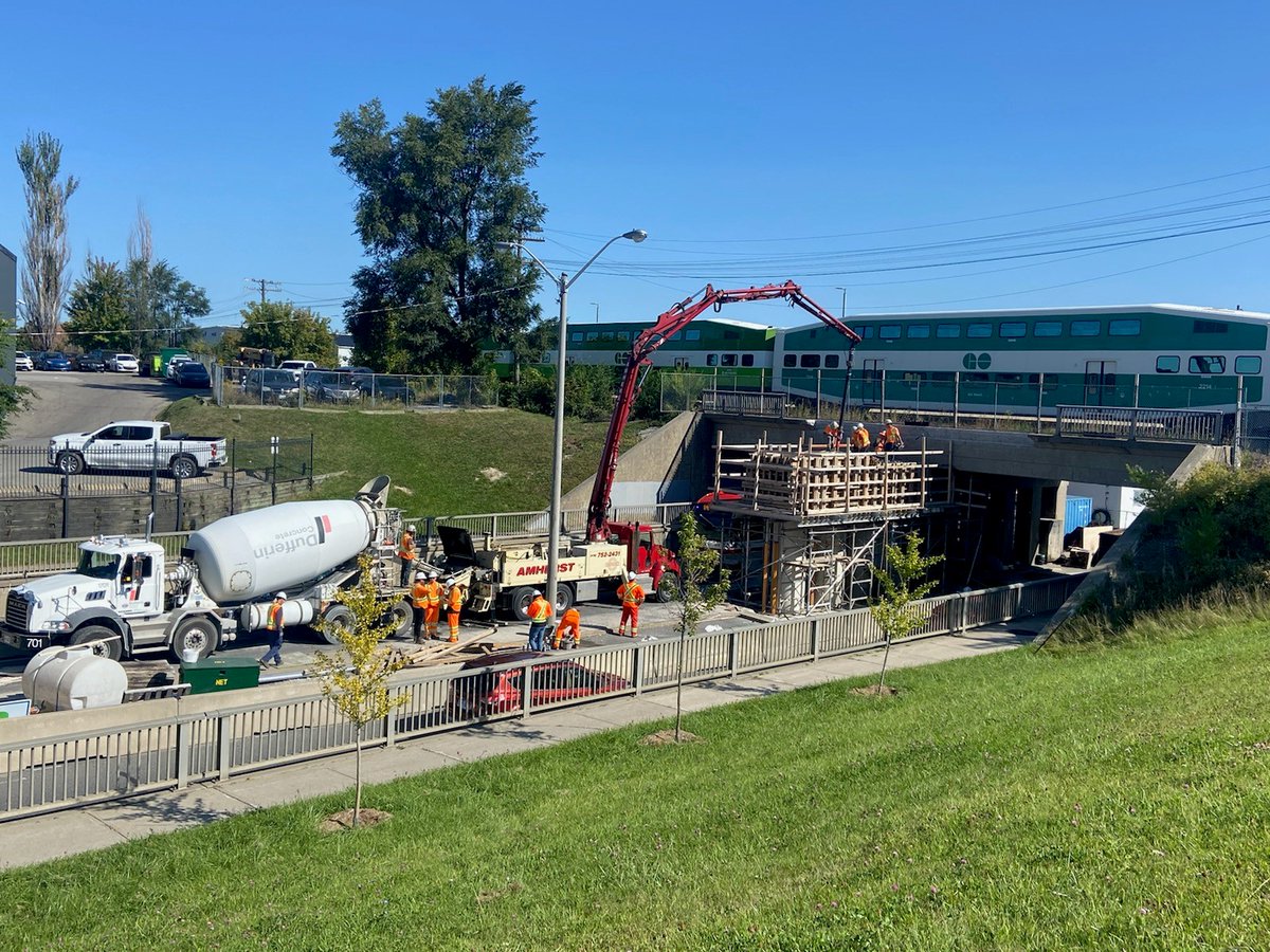 GOExpansion's tweet photo. #BarrieLine: Ready mix concrete truck loads a boom pump, elevating concrete for the final Sheppard Avenue Bridge pier pour. Pier construction is complete and road restoration is next.
These upgrades on the Barrie Line are part of GO Expansion to enable two-way, all-day service. https://t.co/e2KQk4BLiU