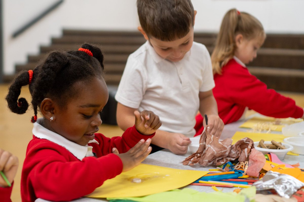 aveea_org's tweet image. STEM starts early at #AveeaAcademy! 🌟 Our reception class at Hillside Primary dove into the world of materials, identifying their types and uses. Curious young minds paving their way into the future of STEM. Every discovery counts! 🍎🔍 #STEMForAll #EarlyEducation