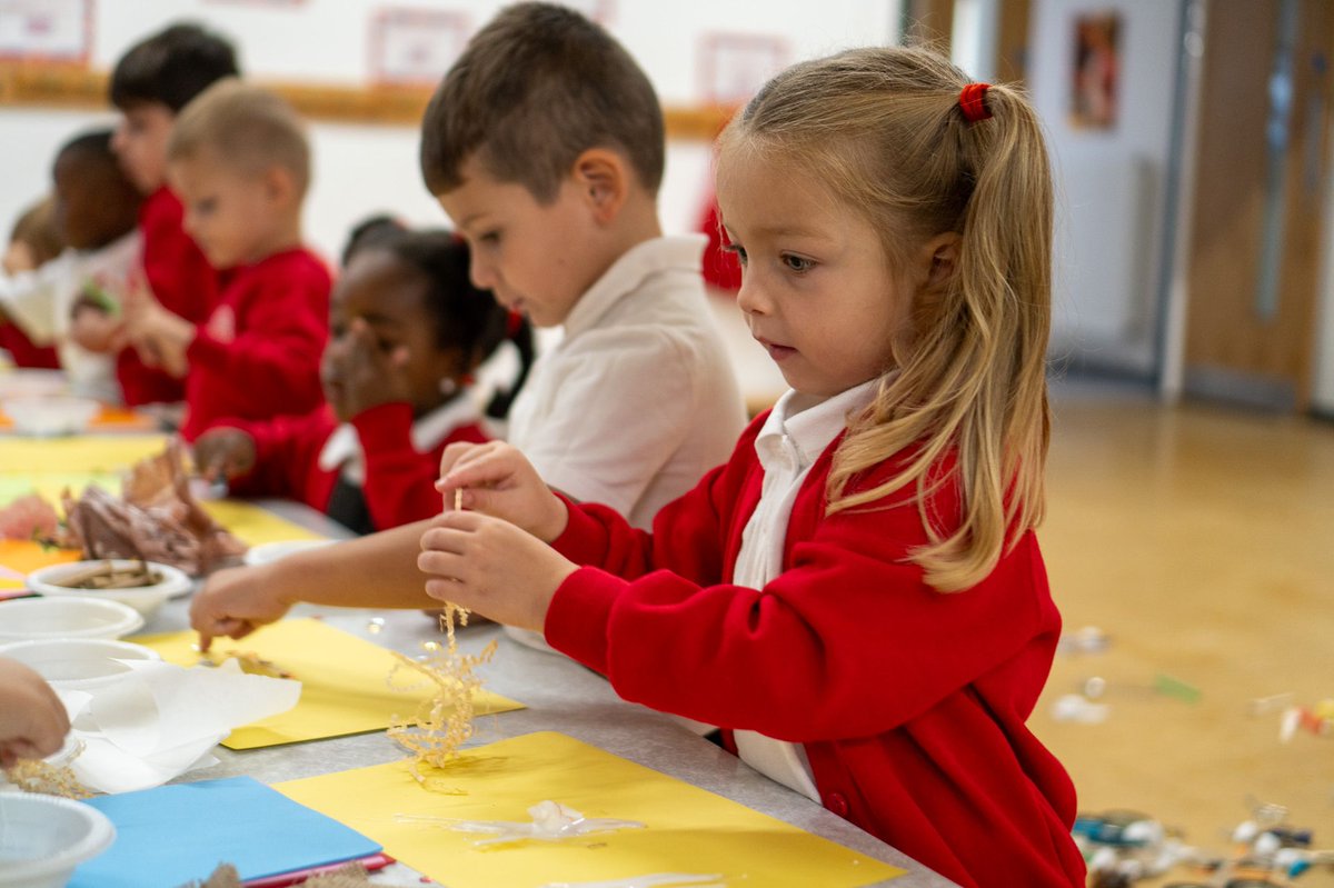 aveea_org's tweet image. STEM starts early at #AveeaAcademy! 🌟 Our reception class at Hillside Primary dove into the world of materials, identifying their types and uses. Curious young minds paving their way into the future of STEM. Every discovery counts! 🍎🔍 #STEMForAll #EarlyEducation