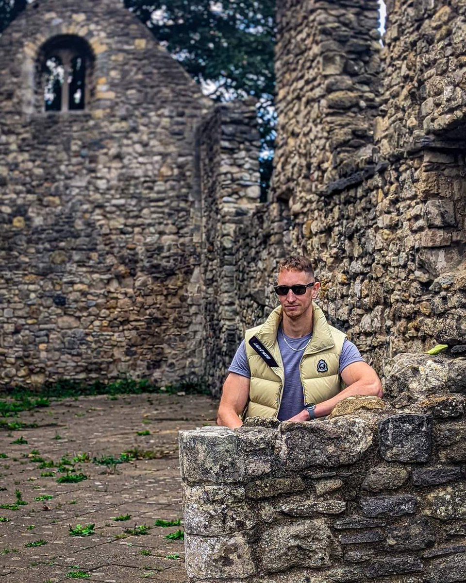 ericwalkeruk's tweet photo. Who knows where these photos were taken? π A couple of new shots from a recent show *hint* π€
#photoshoot #singer #songwriter #guitar #adidas #benjart @BenjartStore #gilet #rayban https://t.co/Qe0kVhS7eq