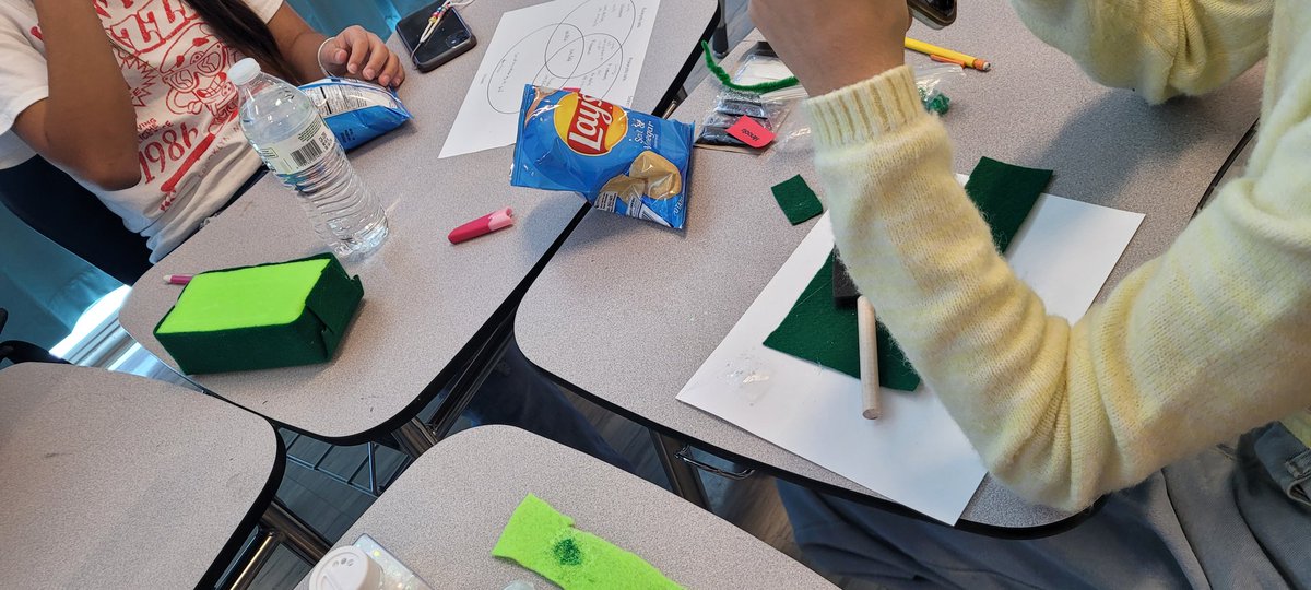 SManley_SHS's tweet photo. Intercession day 2: Creating a model of a cell #bulldognation #biology https://t.co/wBaQ8mRTMw