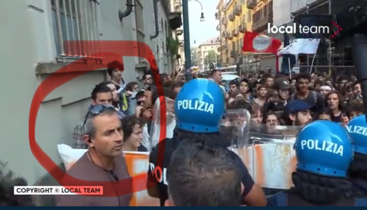 Lui, questa faccia qui. Guardatelo. È quello che ha dato l’ordine alla polizia di picchiare dei ragazzi che manifestavano per il diritto allo studio in modo non violento. 
Non abbiamo i numeri identificativi sui caschi della polizia ma abbiamo i fermo-immagine. 
(segue)