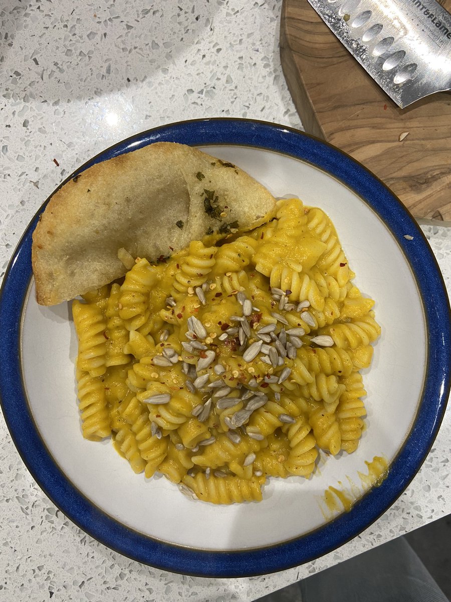 Sampadoodle's tweet photo. Homemade pasta sauce: Butternut squash, sweet potato, onion, roasted in olive oil, salt & pepper and Thyme. Blitzed up with a little pasta water and nutritional yeast. Served with sunflower seeds and chilli flakes #deliciousandnutricious #vegetarian #midweeksupper https://t.co/RfBpdV5zJc