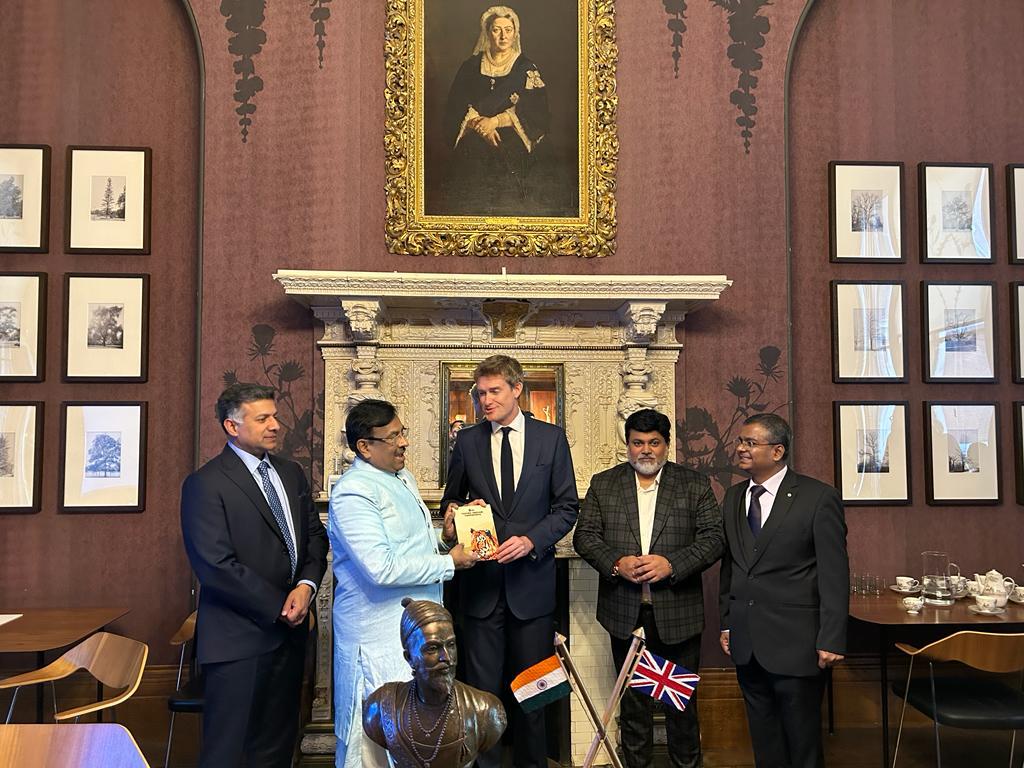 India's Heritage Journey takes a monumental step as Sudhir Mungantiwar Signs the MoU in London. 

The nation bursts into celebration for this cherished return. 🏛️🎉  #HistoricalMoU
#SudhirMungantiwar