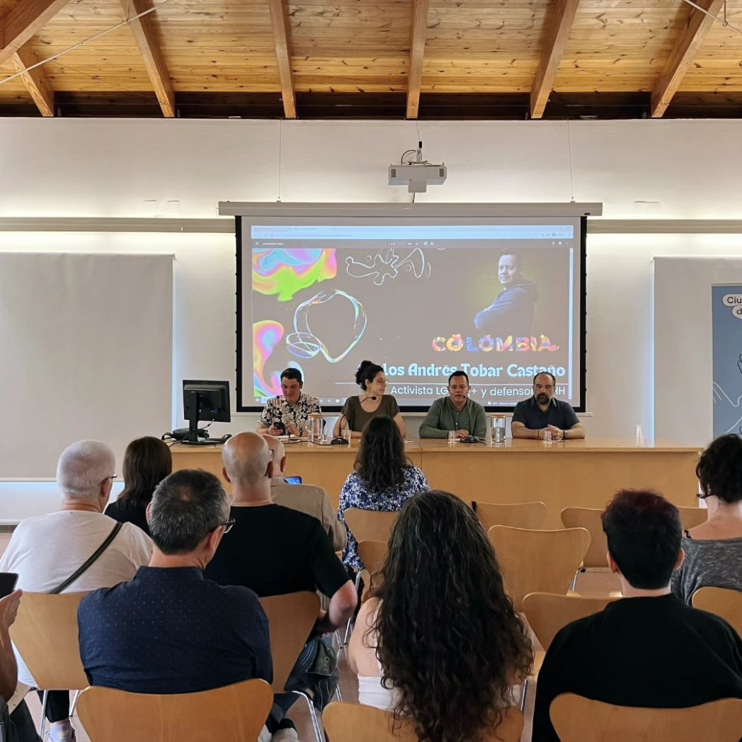 Jornades per la Pau i la Cooperació amb <a href="/ciutatsdh/">Ciutats Defensores dels Drets Humans</a>
El defensor Carlos Andrés Tobar d'origen colombià i activista 🏳️‍🌈 pels drets #lgtbi visita aquesta tarda #santacoloma
📍Xerrada-debat sobre les llibertats sexuals a Can Sisteré amb <a href="/Entenem_SCLGTBI/">Entenem Santa Coloma LGTBIQ+ 🏳️‍🌈🏳️‍⚧️</a>
#SCCoopera #75anysDDHH