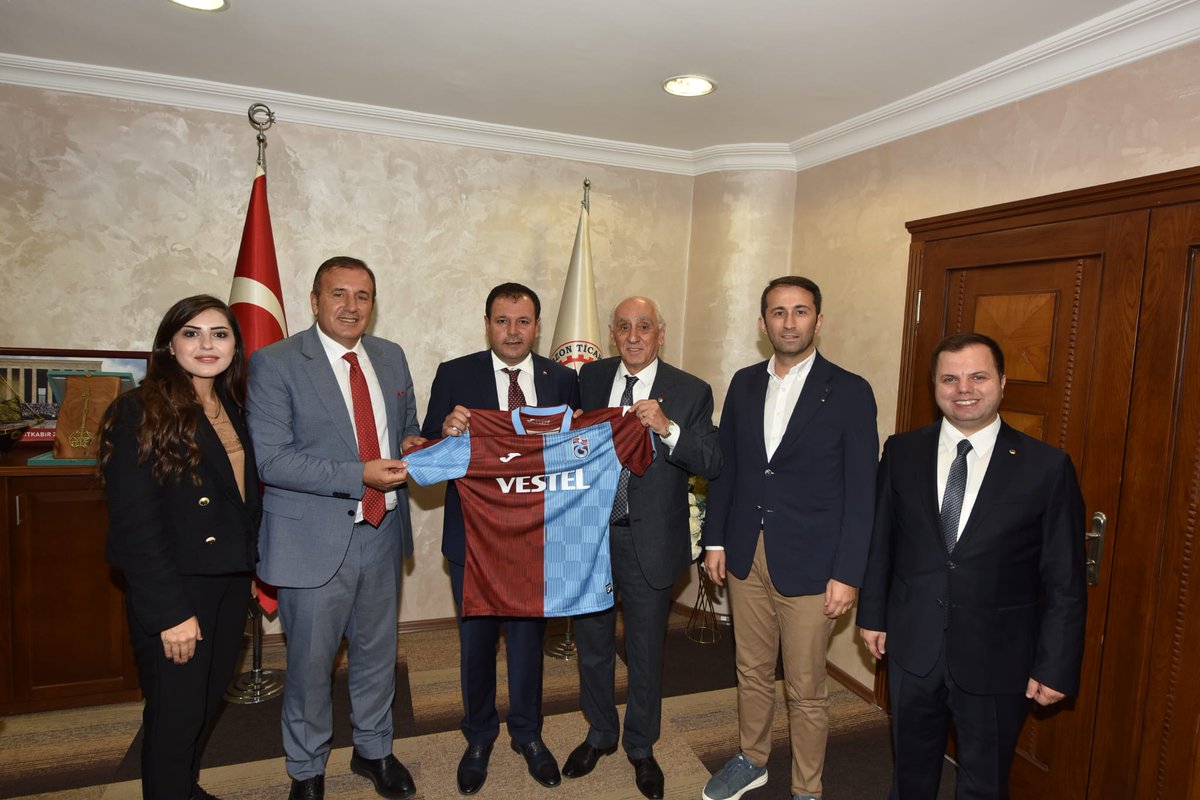 Trabzon TSO Yönetim Kurulu Başkanı Sn.Erkut Çelebi ve Meclis Başkanı Sn.Mustafa Şadan Eren, kendilerine yaptığımız ziyarette bize Trabzonspor forması hediye ettiler. Nazik misafirperverlikleri ve kıymetli hediyeleri için kendilerine teşekkür ederim.