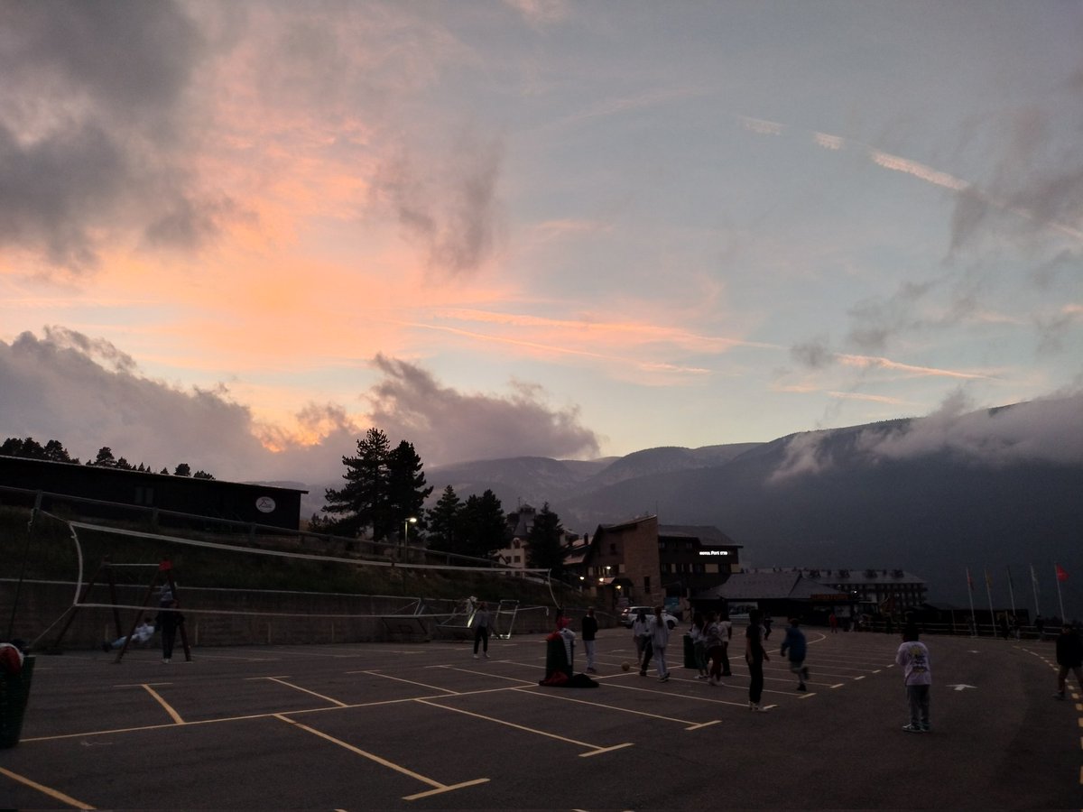 ESO1Virolai's tweet photo. I mentre uns juguen a dins, altres juguen i gaudeixen amb els amics a l'exterior! #convis #2ndeso #portdelcomte https://t.co/3LRplkQFgs