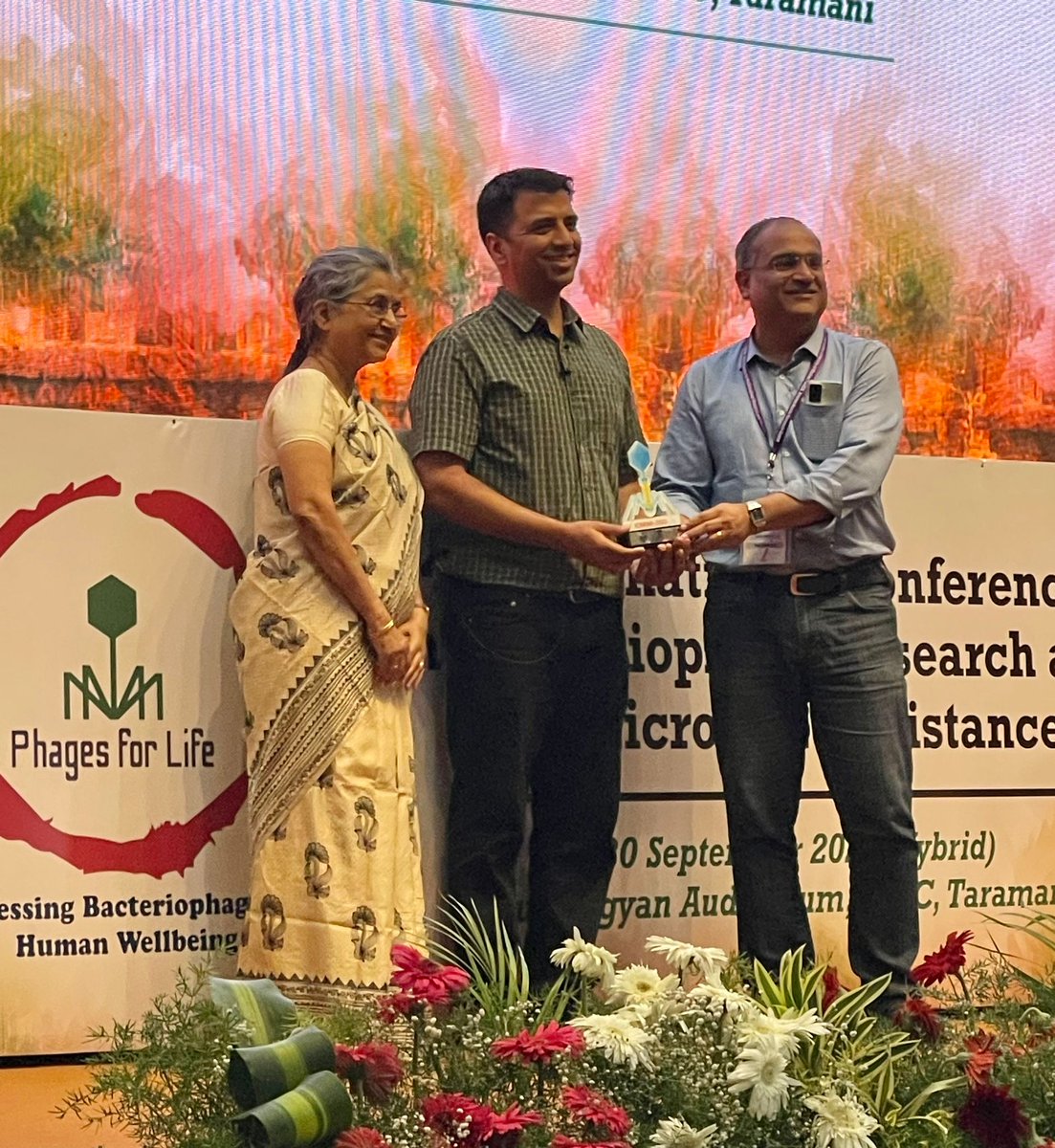 VitalisPhage's tweet photo. The ICBRAR 2023 took place last week, and we were happy to meet #phage phriends from India and around the world! Kudos to the @phagesymp2023 team for organising a successful conference on the beautiful campus of Madras University. https://t.co/J4J4DM8LiQ