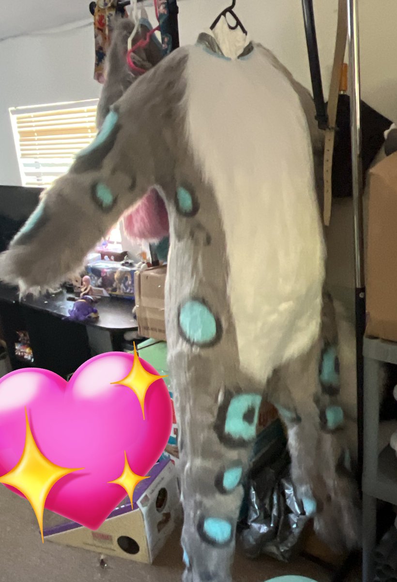 Quattro’s bodysuit is now all complete!! All that left of this massive project is the outdoor set of feet and he’s all done! 

Next projects on this list include a white husky, a blue folf, white rabbit and grey and black red panda 💕