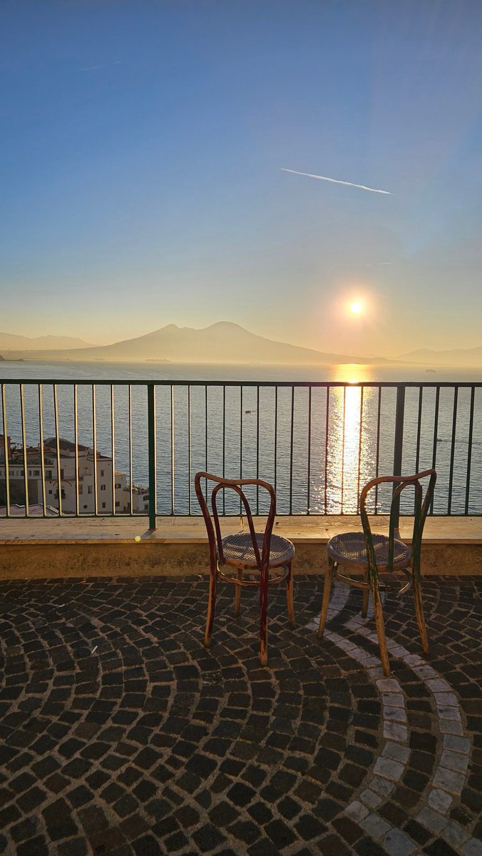 #Napoli, via #posillipo, ore 7.  Due sedie sgangherate sul marciapede davanti al Paradiso. Pura, assoluta, #poesia. Grazie.