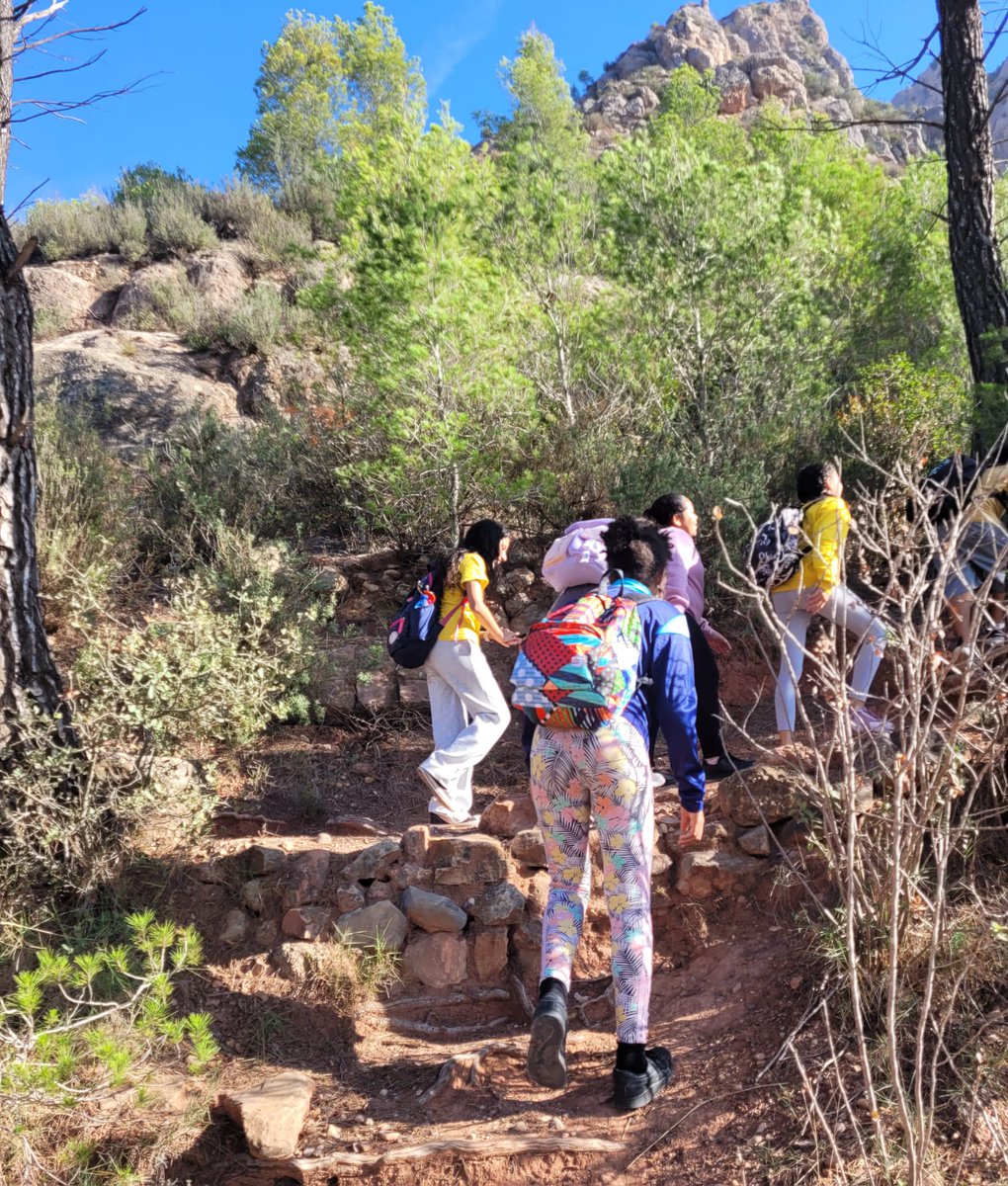 EscolaPereVila's tweet image. Avui, els i les alumnes de 6è @EscolaPereVila hem viscut una aventura d'allò més emocionant a les #covesdeCollbató! Sabíeu que Gaudí es va inspirar dins d'elles quan pensava en construir la Sagrada Família? Hem après, ens hem divertit i hem fet pinya. Súper dia!