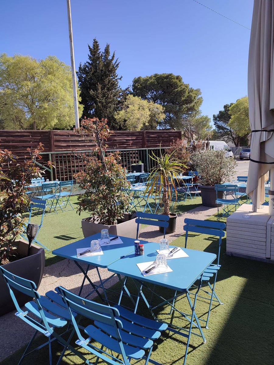 freddegueurce's tweet photo. La Carafe à #saintjeandevedas vous accueille tous les midis de la semaine pour une pause déjeuner gourmande ! Que du fait-maison! Terrasse cosy et spacieuse ! Accueil chaleureux ! Tout pour être heureux 😉 #lalauze #restaurant #lacarafe https://t.co/9qA2LTK9tJ