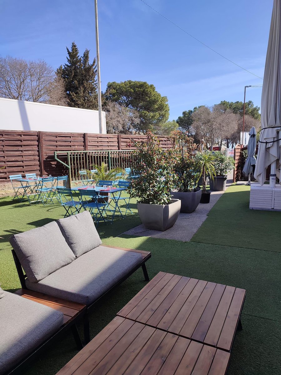 freddegueurce's tweet photo. La Carafe à #saintjeandevedas vous accueille tous les midis de la semaine pour une pause déjeuner gourmande ! Que du fait-maison! Terrasse cosy et spacieuse ! Accueil chaleureux ! Tout pour être heureux 😉 #lalauze #restaurant #lacarafe https://t.co/9qA2LTK9tJ