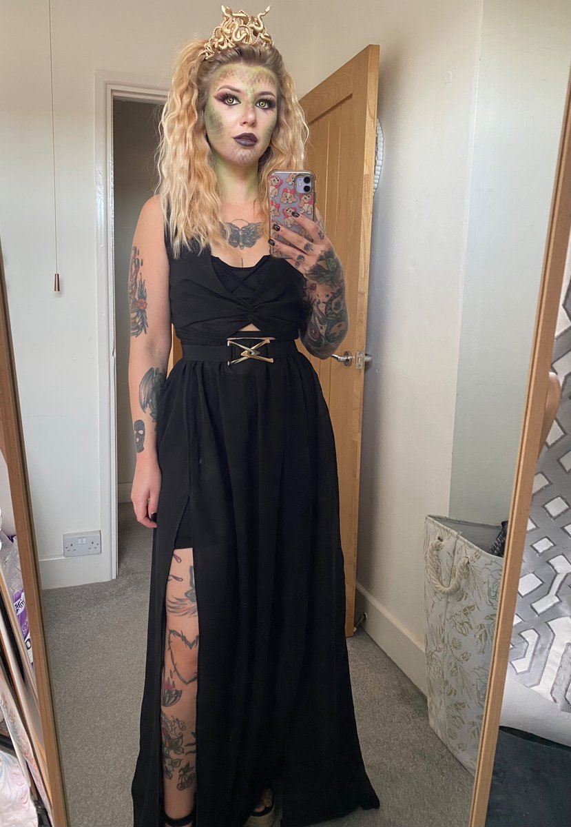 it’s the most wonderful time of the yearrrrrrr 🎃 👻 🐍