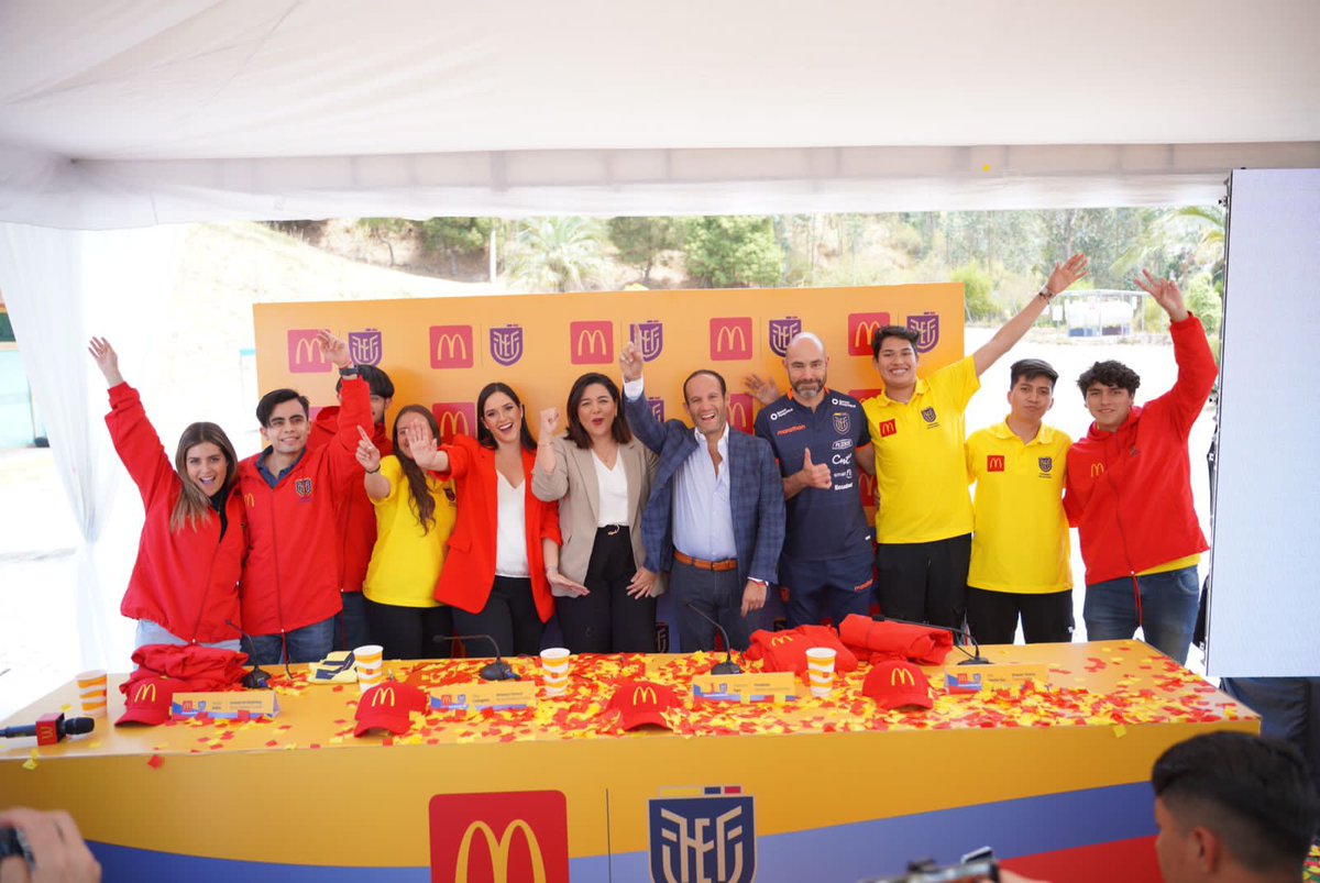 MayBayas's tweet photo. La @fefecuador y @mcdonalds_ecu han firmado hoy una nueva alianza estratégica que ayudará a fortalecer y apoyar el desarrollo profesional de todos los jugadores y jugadoras que conforman @latriecu ¡Muchos éxitos por esta gran iniciativa! 👏🇪🇨

#McDConLaTri #NosPonemosLaCamiseta https://t.co/F2nIrcfTV8