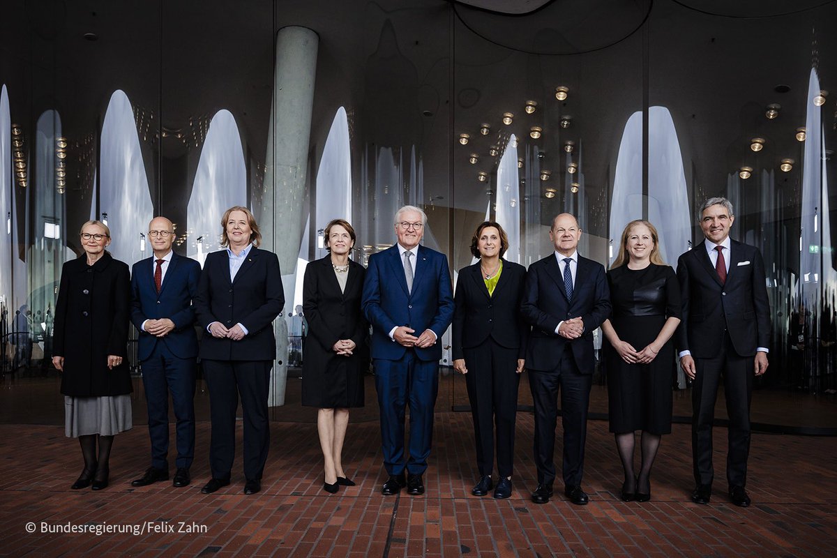 Dass die #Bundesregierung Zum #TagDerDeutschenEinheit ein Bild komplett ohne #Deutschlandflagge 🇩🇪 im Hintergrund verbreitet, dürfte weltweit ohne Vorbild sein…vor allem aber ist es traurig und sollte uns nachdenklich machen!