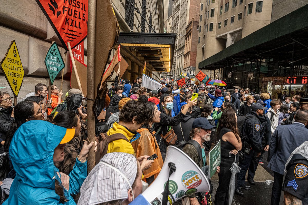 A few weeks ago we shut down
the @usfederalreserve for failing to regulate Wall
Street's destructive investments in climate chaos! #ClimateAction #ClimateActionNow