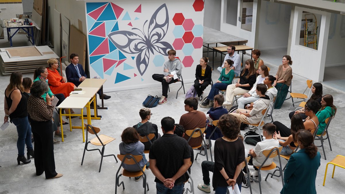 acpoitiers's tweet photo. Le @lyceeHVDS de #SaintMaixent favorise l'engagement de ses élèves : label #E3D, #Generation2024, cadets de la Défense, etc. 
Les élèves et les équipes présentent à la rectrice @BndicteRobert leur inscription dans la démarche de labellisation "Classes et lycées engagés" https://t.co/6k4bmm1CHH
